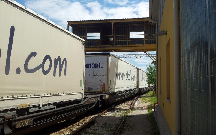 Varco Ferroviario - Treno in transito