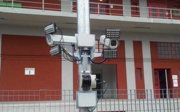Varco RoLa –Particolare illuminatori led, laser e telecamere di rilevamento codici ILU