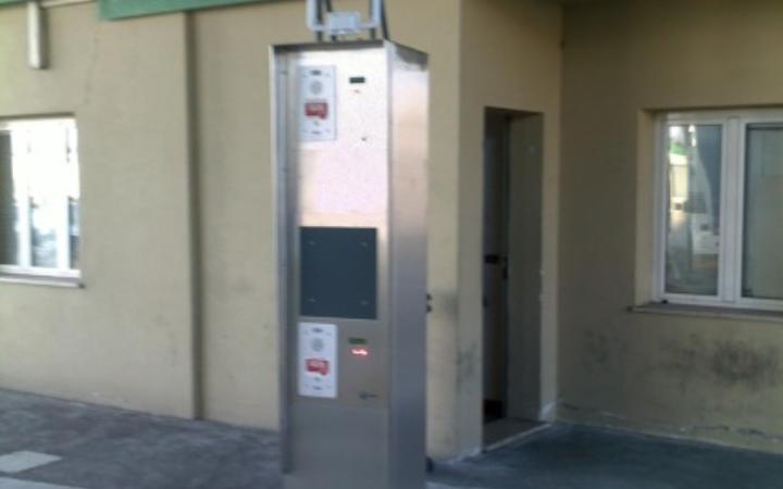 Colonnina doppia altezza veicolare con lettore RFID, citofono Voip, display utente, lettore codice a barre
