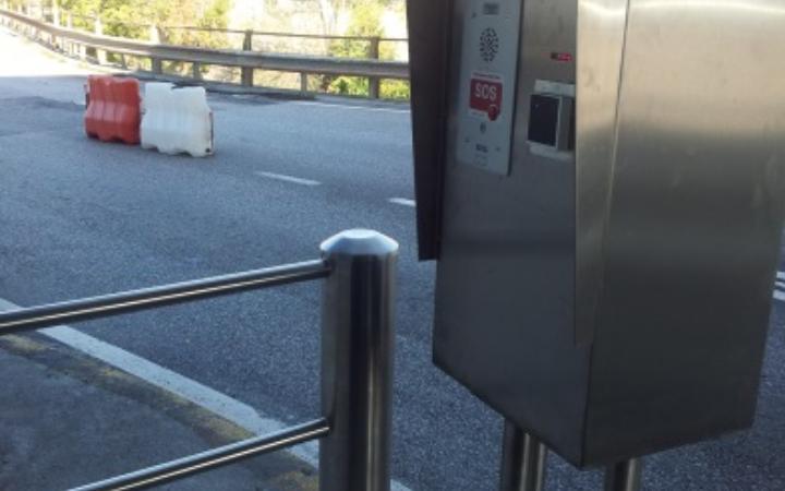 Tornello pedonale con barriera, colonnina con lettore RFID, citofono Voip, display utente e lettore codice a barre