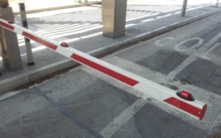 Barriera veicocolare con illuminatori