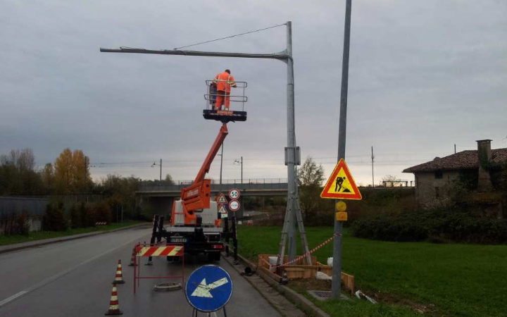 OPERE E LAVORI Installazione del palo a sbraccio presso l'interporto di Cervignano - opere1